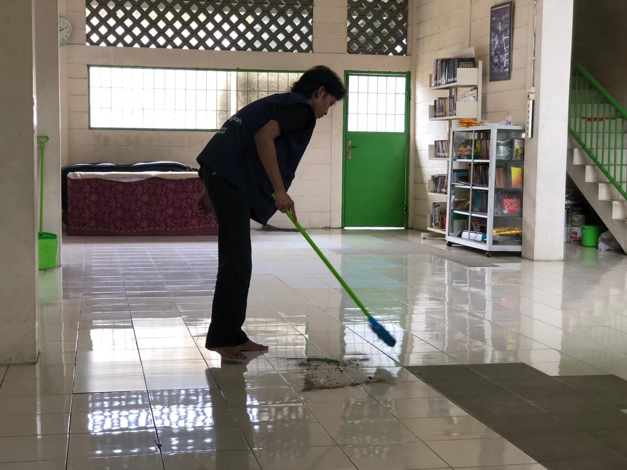 Panitia Bhakti Lintas Agama saat membersihkan salah satu bangunan di Pura Giri Kusuma, Bogor, Minggu 21 Desember 2025.