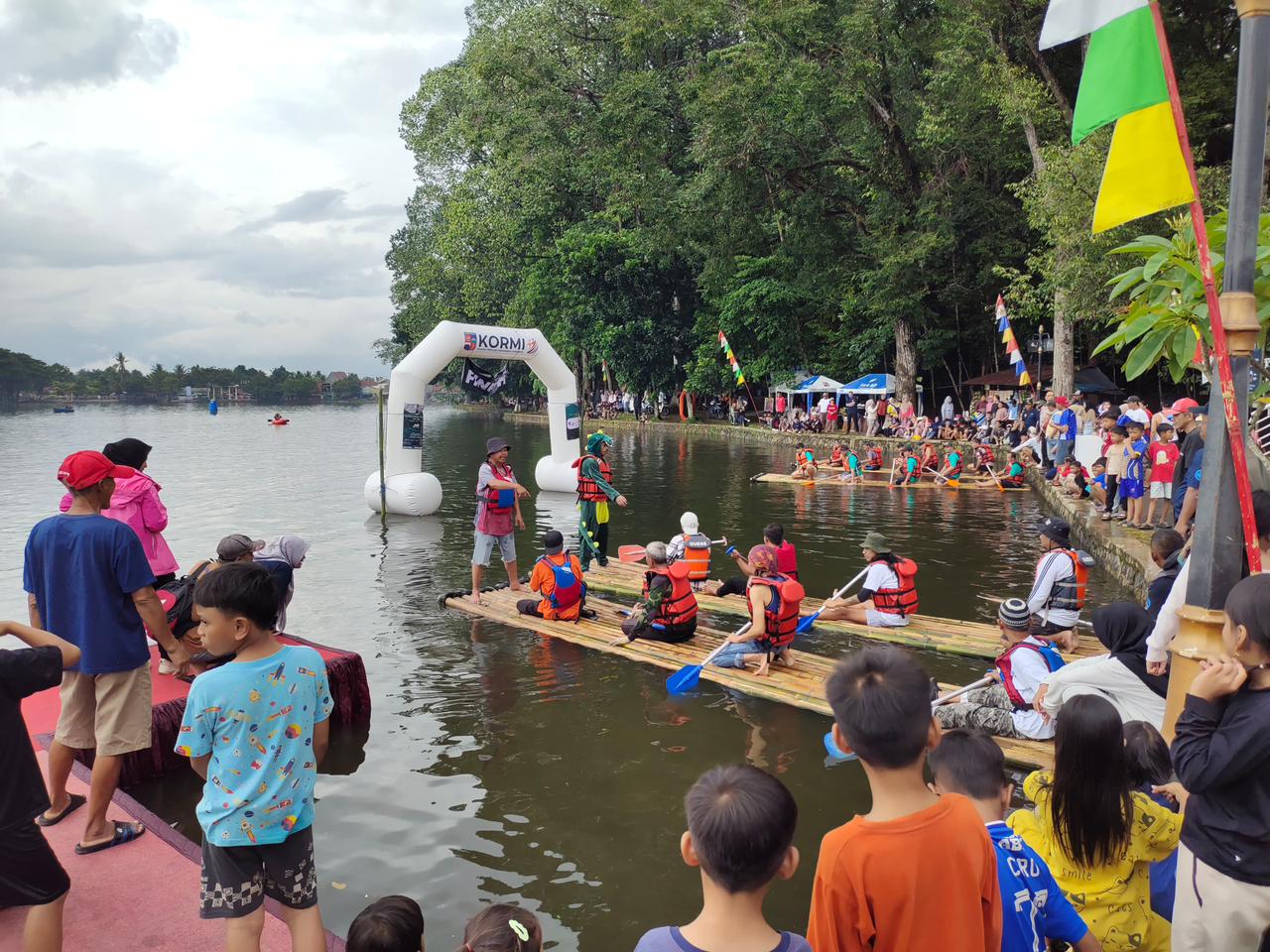 Kemeriahan Festival Ekonomi Kreatif di Danau Situ Gede, Kecamatan Bogor Barat, Kota Bogor, Minggu 21 Desember 2025.