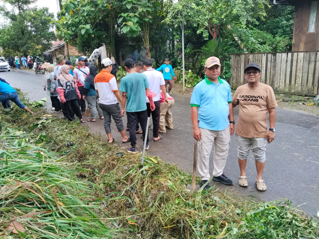 Warga Desa Cibeuteung Udik, Kecamatan Ciseeng, bahu-membahu melaksanakan kegiatan kerjabakti membersihkan lingkungan pada Sabtu, 21 Desember 2025.