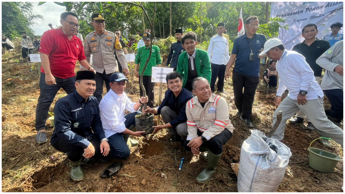 Menteri LH Hanif Faisol saat menanam pohon bersama Aliansi BEM Se-Bogor dan Rektor IUQI di Leuwiliang, Minggu 21 Desember 2025.