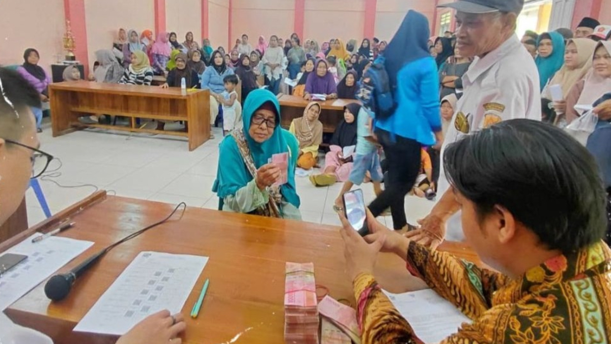 Ilustrasi. Penyaluran bansos PKH BPNT ke sejumlah KPM.