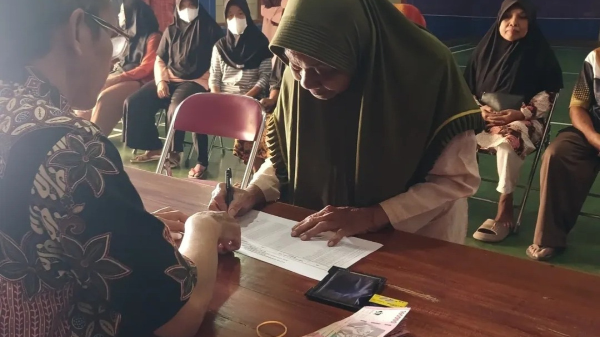 Ilustrasi KPM bansos tanpa KKS.