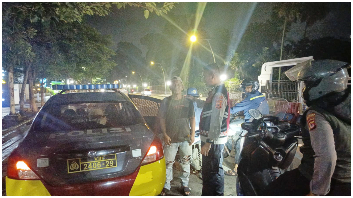 Polisi saat mengamankan juru parkir yang hendak melakukan aksi pemukulan.