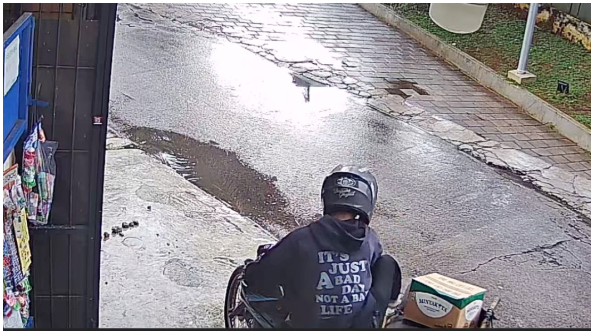 Aksi maling minyak goreng di Kota Depok yang terekam CCTV.