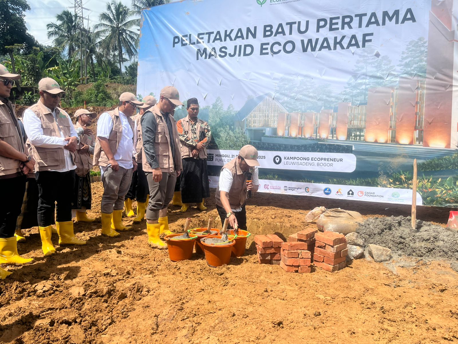 Peletakan batu pertama Masjid Eco Wakaf yang dibangun oleh Kampoong Ecopreneur di Leuwisadeng, Kabupaten Bogor, Minggu 21 Desember 2025.