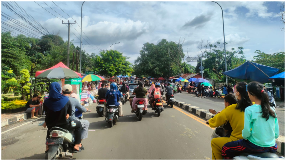 Suasana pasar tumpah di Jalan Kramat Kota Depok hingga jalan akses Tol Cimanggis.
