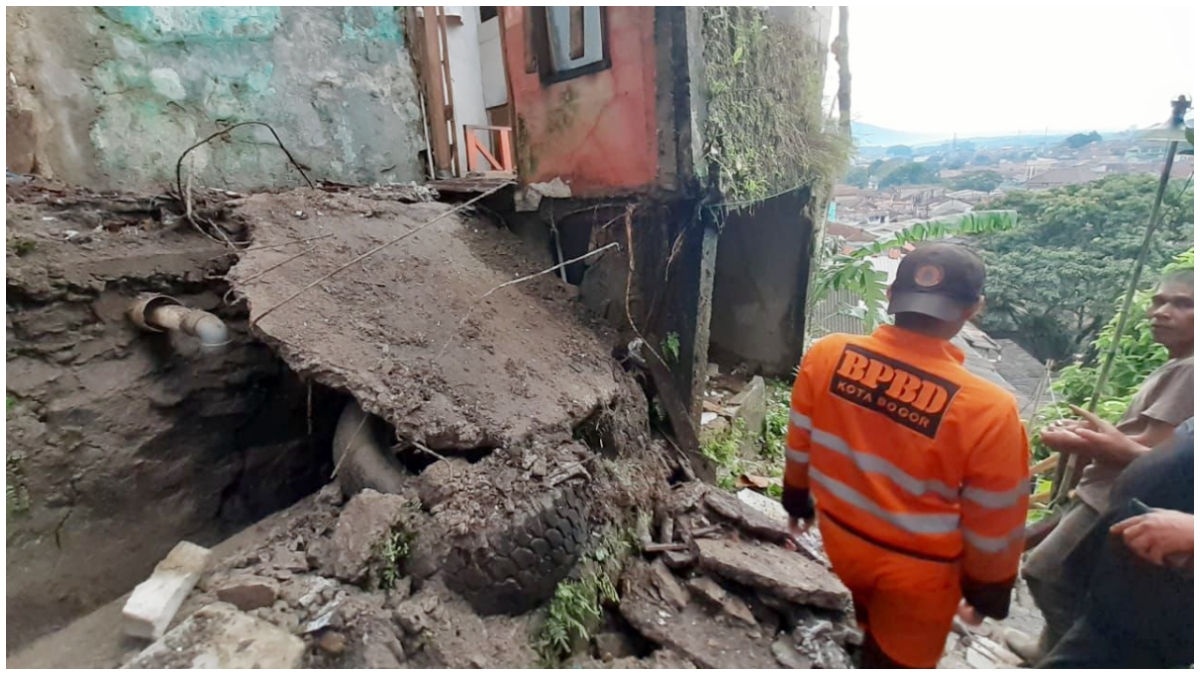 Kondisi rumah di Panaragan Kota Bogor yang ambruk.