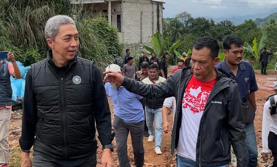 Wakil Bupati Bogor, Ade Ruhandi bersama Walikota Bogor, Dedie Rachim saat melihat sketsa rencana lahan dan akses jalan PSEL TPA Galuga, Cibungbulang, Kabupaten Bogor, Minggu 21 Desember 2025.