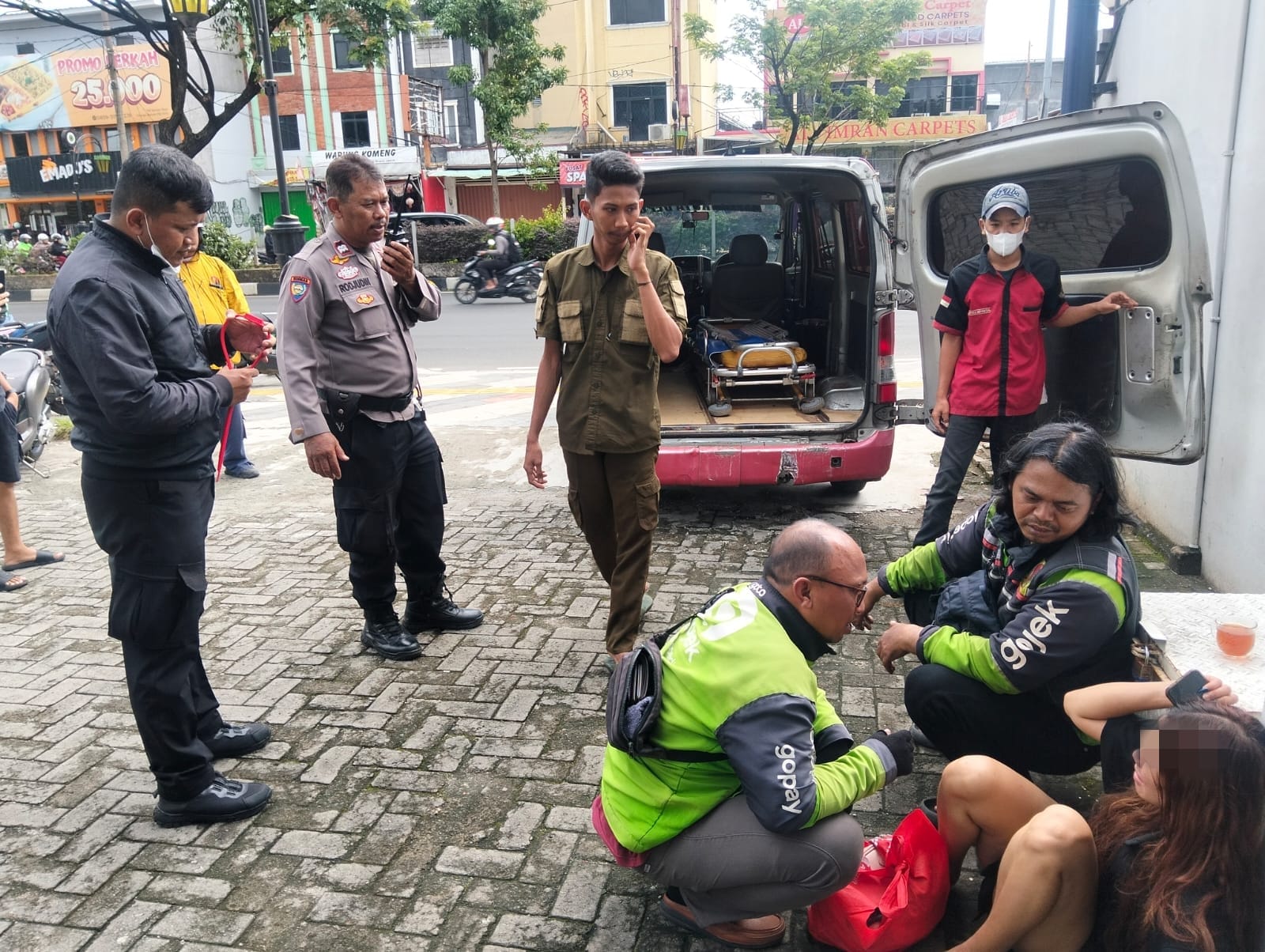 Penanganan Wanita muda diduga depresi di Jalan Raya Margonda, Kota Depok.