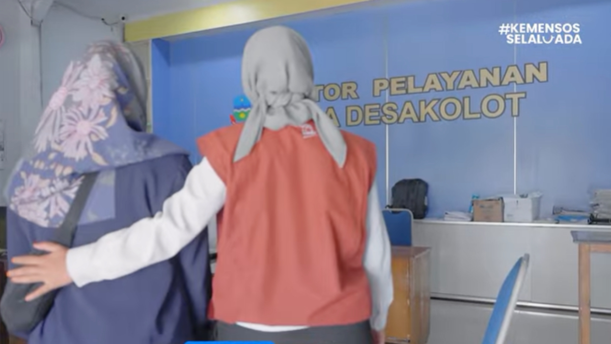 Ilustrasi: Petugas pendamping sosial bersama penerima bantuan sosial (bansos).