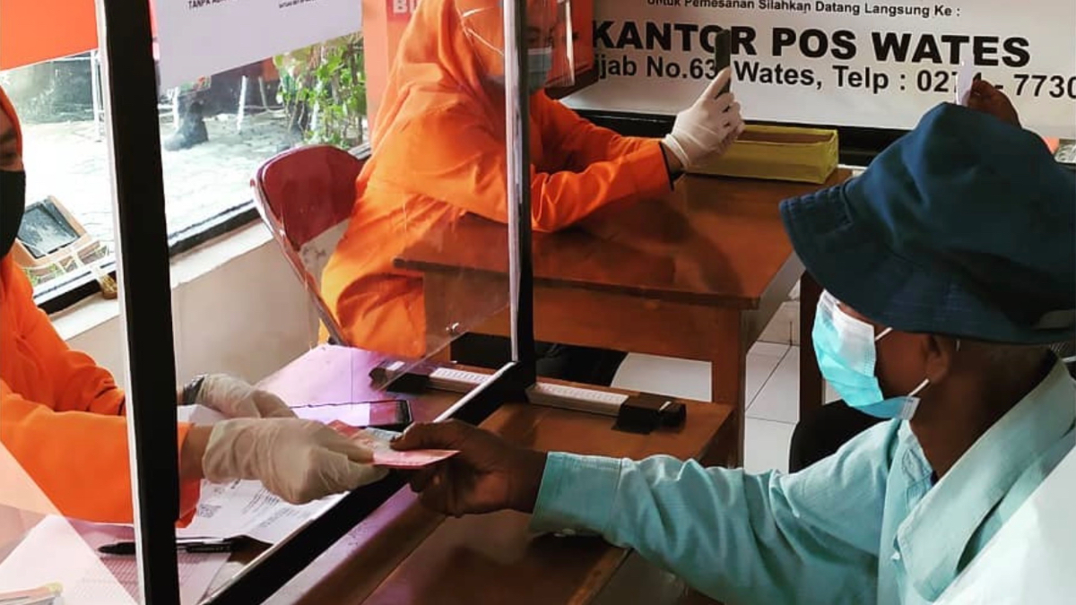 Ilustrasi: Penyaluran bantuan sosial (bansos) kepada para penerima manfaat atau KPM.&nbsp;