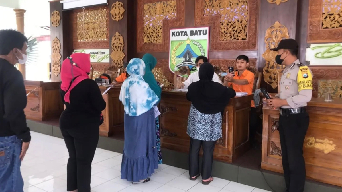 Ilustrasi: Penyaluran bantuan sosial (bansos) kepada para penerima manfaat atau KPM.