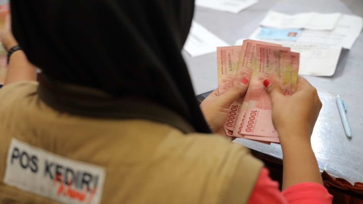 Ilustrasi: Penyaluran bantuan sosial (bansos) kepada para penerima manfaat atau KPM.