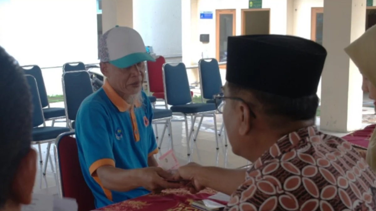 Ilustrasi: Penyaluran bantuan sosial (bansos) kepada para penerima manfaat atau KPM.