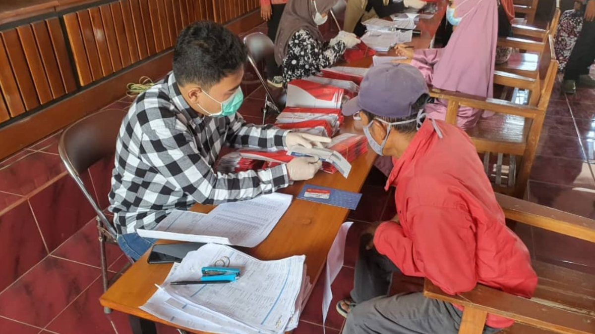 Ilustrasi: Penyaluran bantuan sosial (bansos) kepada penerima manfaat.