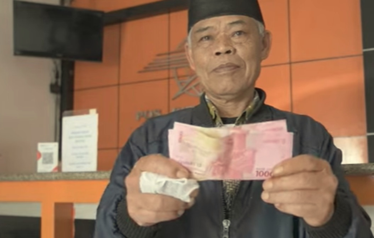 ILUSTRASI: Penerima Bansos memperlihatkan uang bantuan.