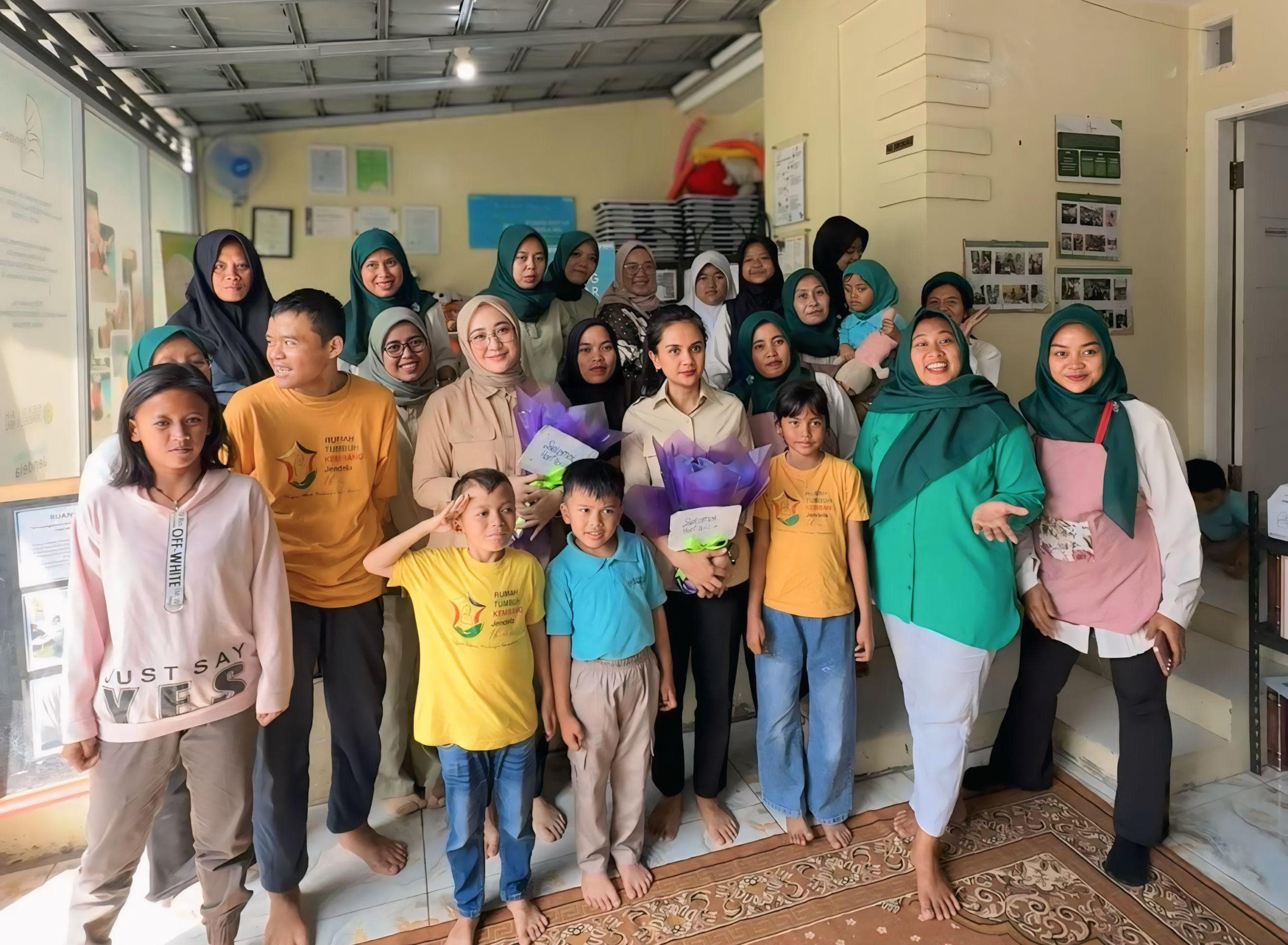 Dua wakil rakyat saat berkunjung ke Yayasan Jendela Ibu Kabupaten Bogor dalam rangka Hari Ibu.