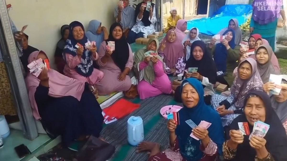 Ilustrasi KPM bersama-sama mencairkan bansos