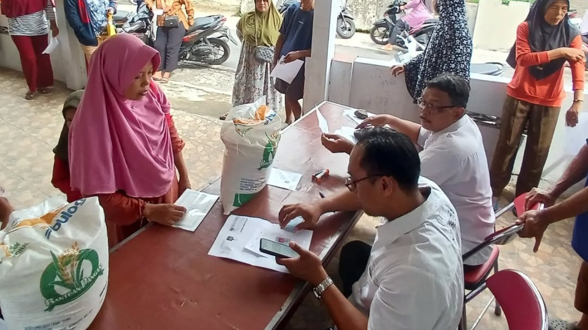 Ilustrasi pengambilan bansos beras di akhir tahun
