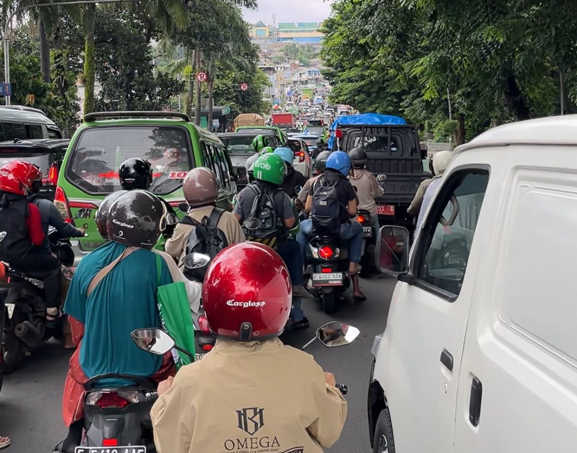 Kemcetan yang terjadi di Jalan Otista, Kota Bogor, imbas adanya penambalan jalan pada Senin, 22 Desember 2025.