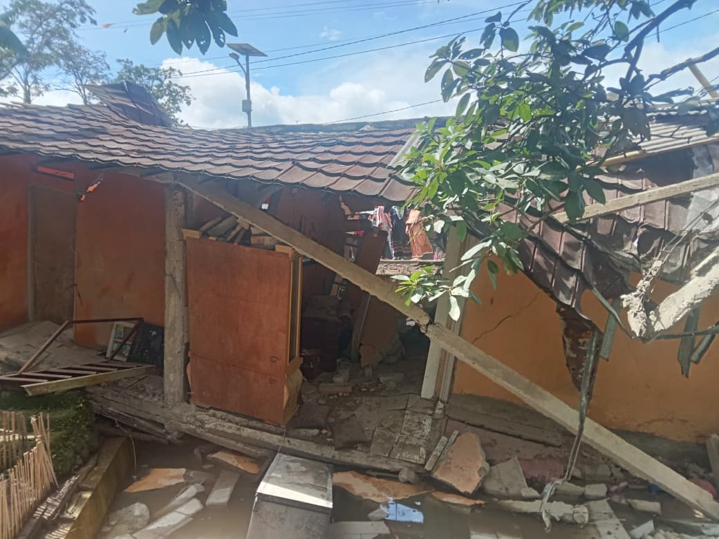 Rumah warga di Kampung Rahayu, Desa Cicadas, Kecamatan Ciampea, ambruk usai dilanda hujan deras serta pergerakan tanah.