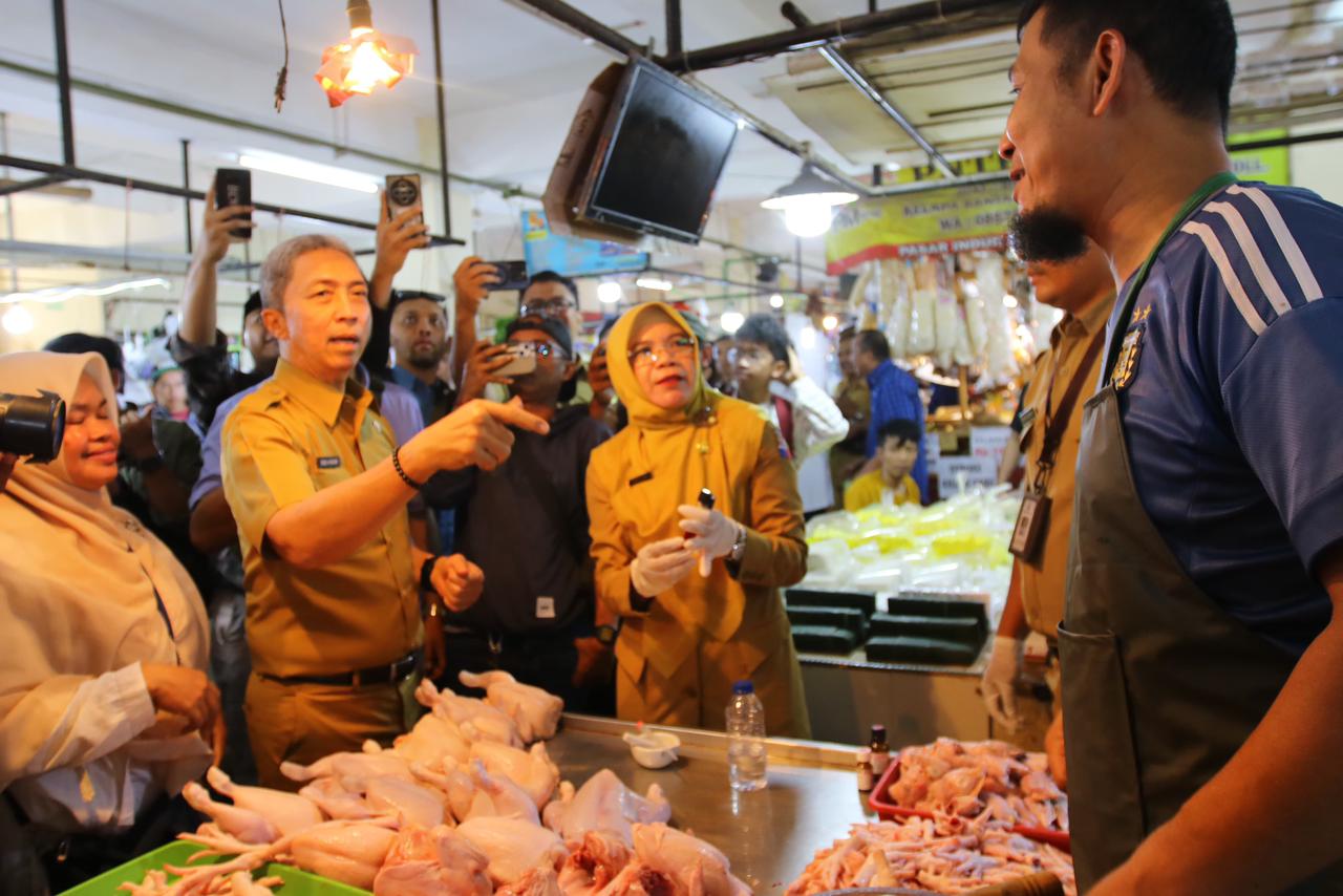 Walikota Bogor, Dedie A Rachim tinjau ketersediaan pangan jelang Natal dan Tahun Baru di Pasar Jambu Dua, Kota Bogor, Senin 22 Desember 2025.