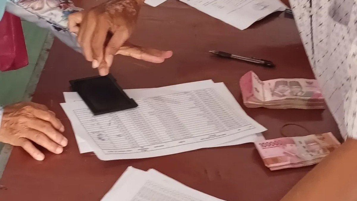 Ilustrasi: Penyaluran bantuan sosial (bansos) kepada masyarakat penerima manfaat.&nbsp;