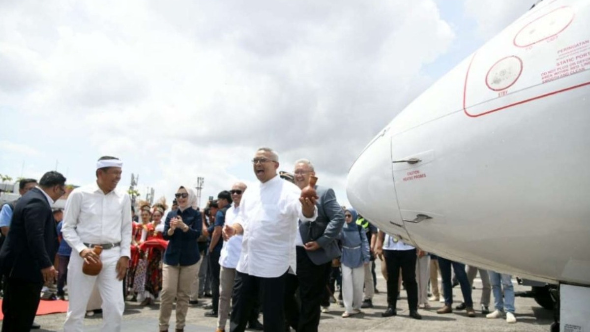 Gubernur Jawa Barat Dedi Mulyadi&nbsp;meresmikan&nbsp;rute&nbsp;baru penerbangan&nbsp;Bandung&nbsp;- Semarang milik maskapai Wings&nbsp;Air.&nbsp;