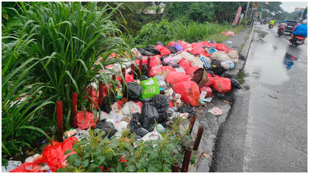 Tumpukan sampah di sejumlah jalanan di Kota Depok.