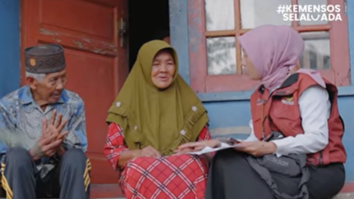 Ilustrasi: Penyaluran bantuan sosial (bansos) kepada para penerima manfaat atau KPM.