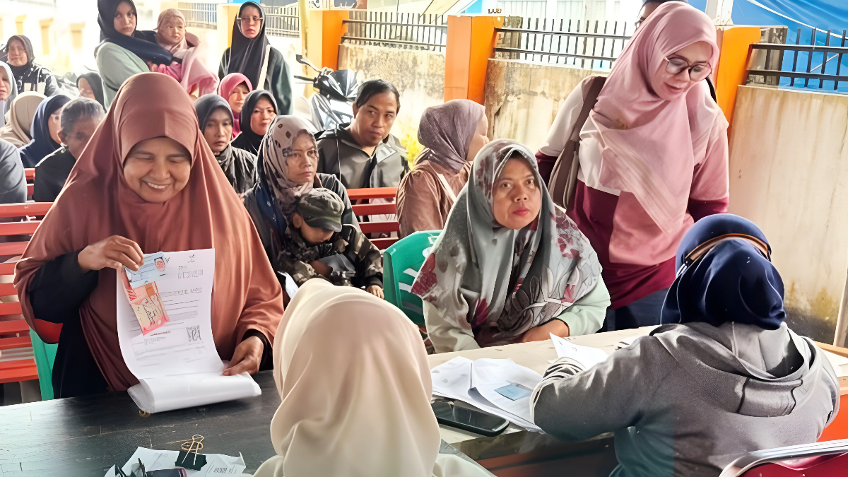 Ilustrasi: Penyaluran bantuan sosial (bansos) kepada para penerima manfaat atau KPM.