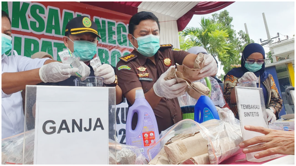 Kejari Kabupaten Bogor saat melakukan pemusnahan barang bukti narkoba.