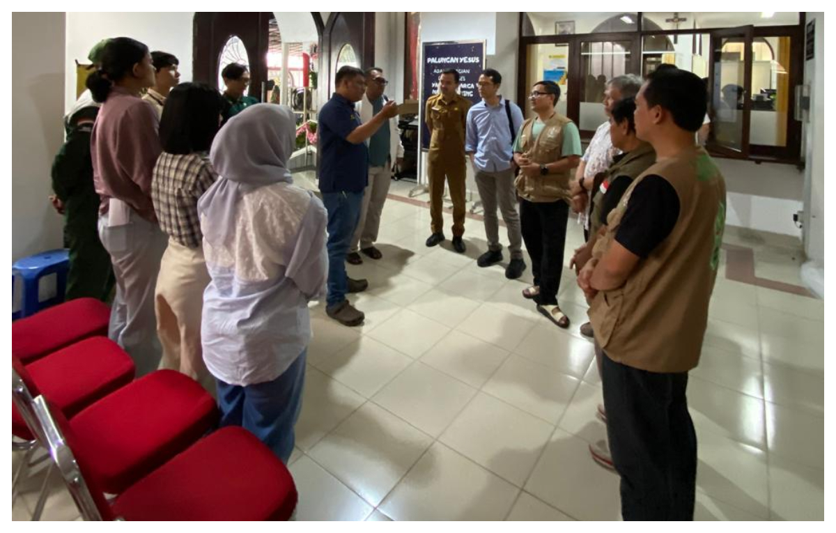 Panitia Bhakti Lintas Agama kembali melanjutkan kegiatan bebersih tempat ibadah dengan mendtangi Gereja Katedral di Jalan Kapten Muslihat, Selasa 23 Deseember 2025.