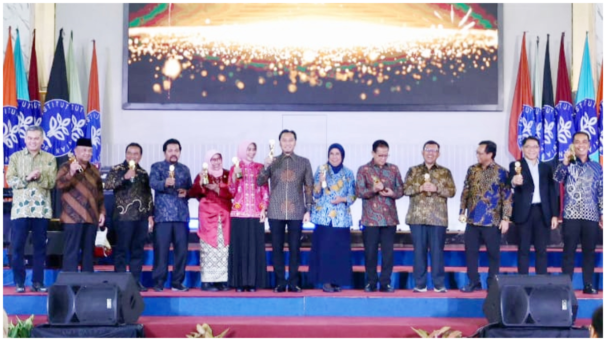 Acara pemberian penghargaan Top 100 Alumni Prominent kepada alumni IPB University yang kini menduduki posisi strategis.
