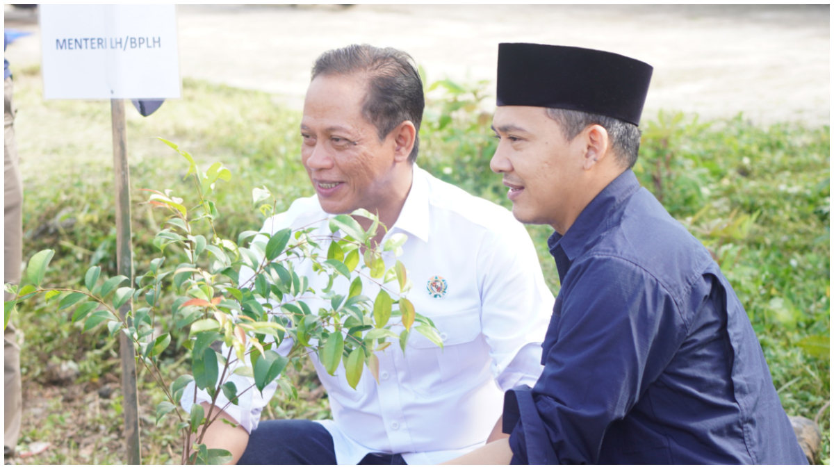 Menteri Lingkungan Hidup, Hanif Faisal Nurofiq, dan Rektor IUQI Bogor, Dr. Syamsul Rizal, pada kegiatan penanaman pohon di Leuwiliang.