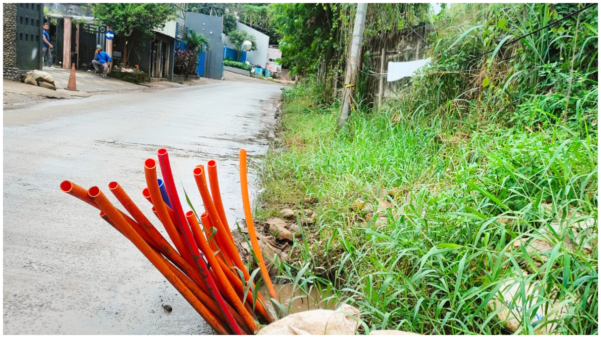Salah satu titik selang galian kabel di Jalan Raya Tapos Kota Depok yang menjorok ke jalan hingga bahayakan pengendara.