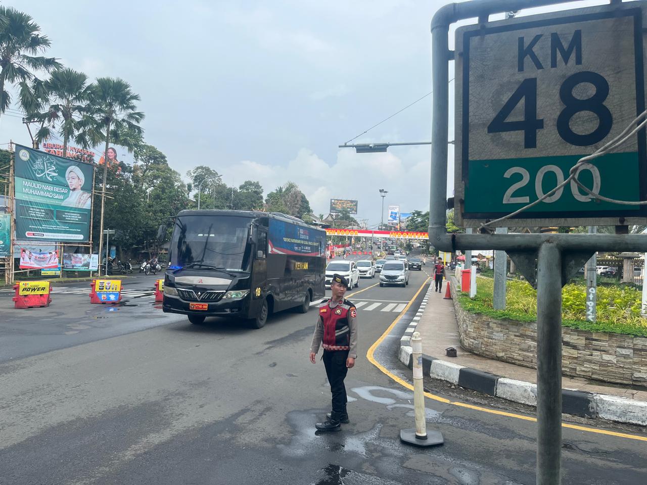 Sekitar 50 ribu kendaraan memasuki kawasan Puncak, Bogor pada H-2 Perayaan Natal Tahun 2025, Selasa 23 Desember 2025.