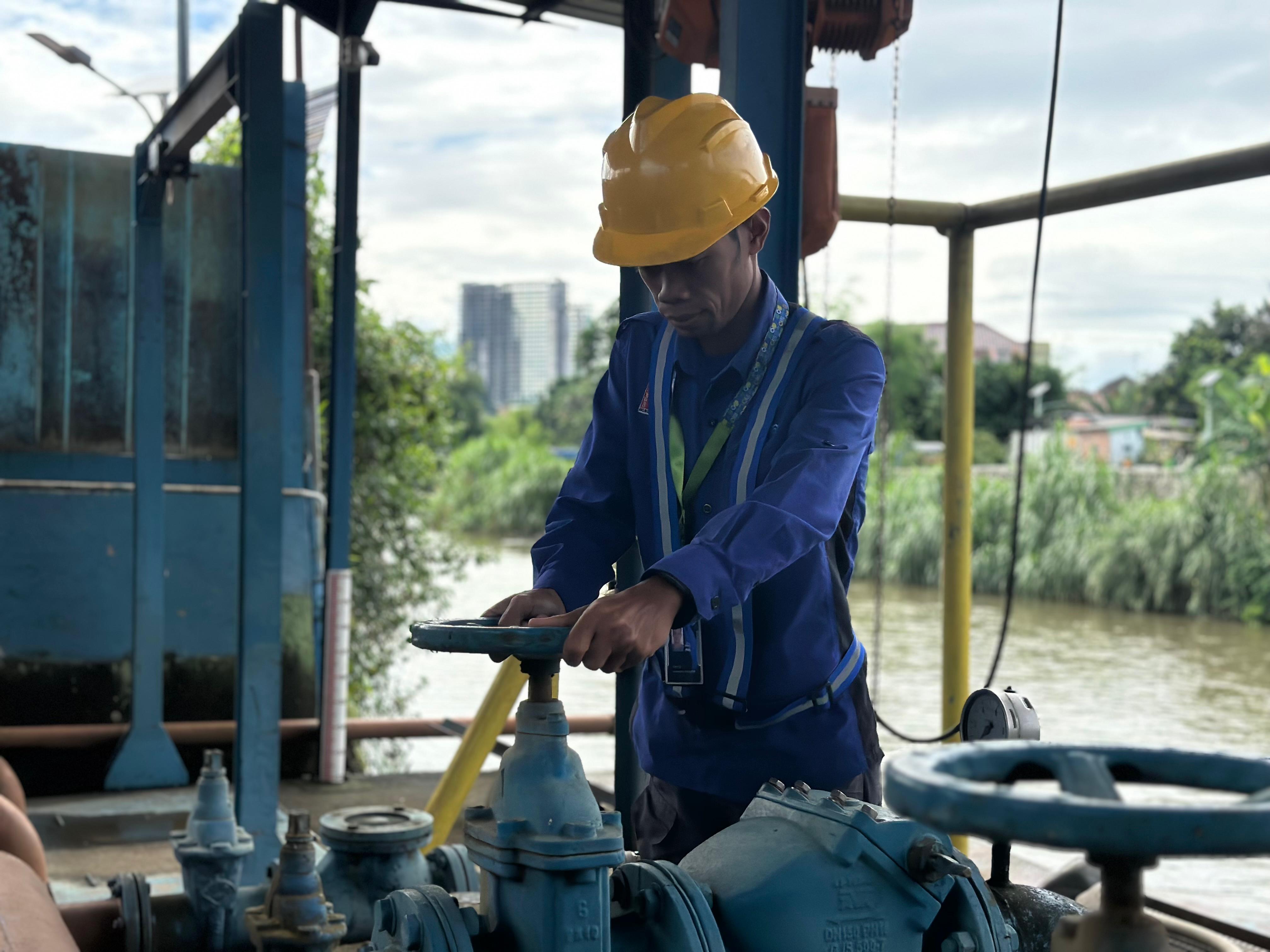 Petugas PDAM Tirta Kahuripan Kabupaten saat melalukan pengecekan air.
