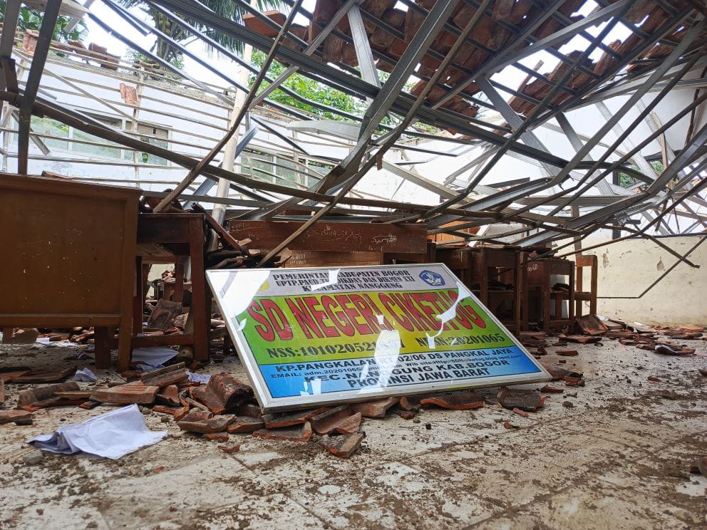 Empat ruang kelas SD Negeri Ciketug, Desa Pangkal Jaya, Kecamatan Nanggung, Kabupaten Bogor, roboh pada Senin 22 Desember 2025.
