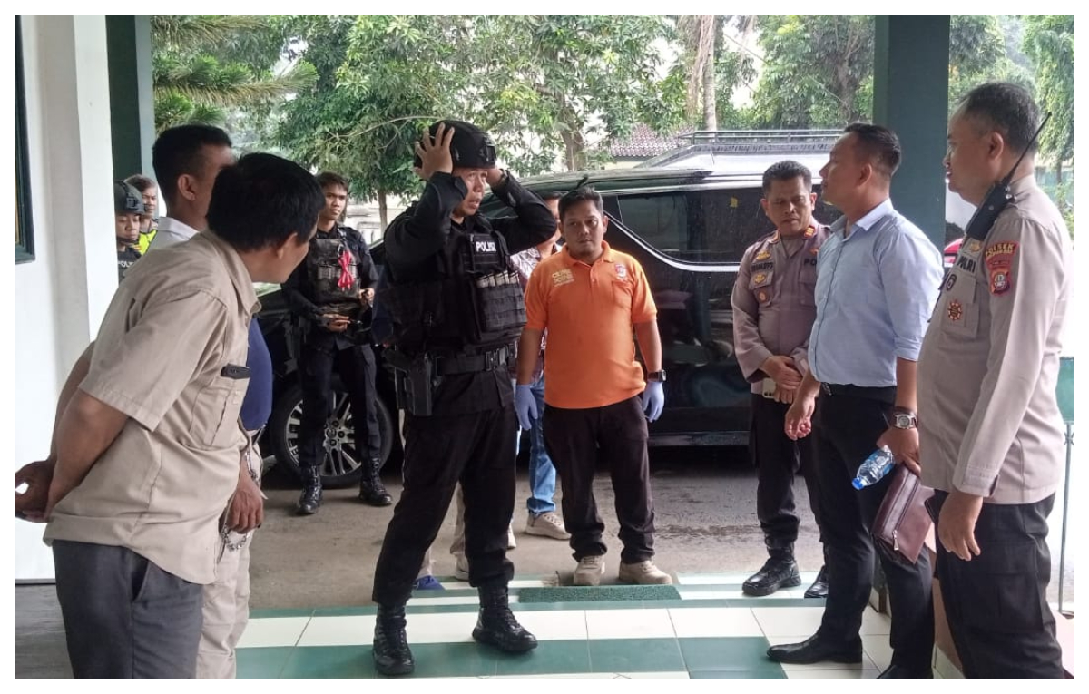 Tim Jibom Gegana Brimob Klapadua Depok, saat mendatangi sekolah yang mendapatkan ancaman teror bom.