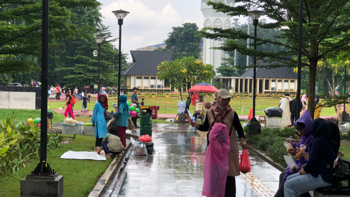 Warga saat beraktivitas di Alun-alun Kota Bogor.
