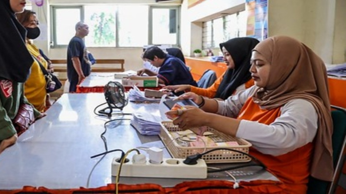Ilustrasi: Penyaluran bantuan sosial (bansos) kepada para penerima manfaat atau KPM.