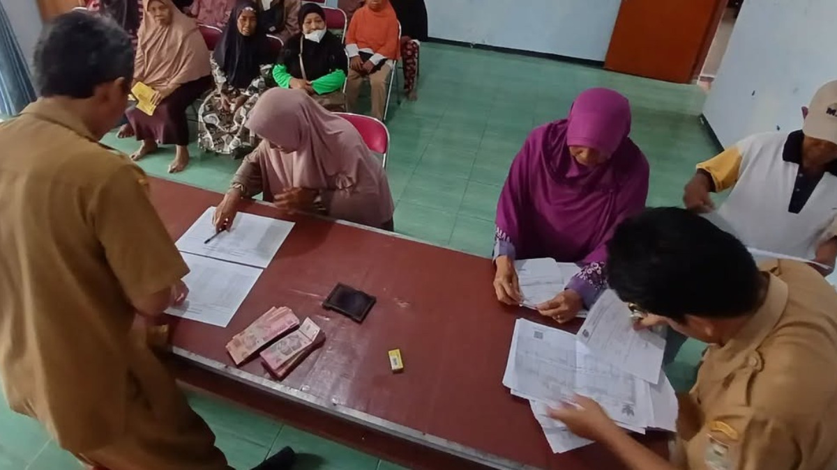 Ilustrasi: Penyaluran bantuan sosial (bansos) kepada para penerima manfaat atau KPM.
