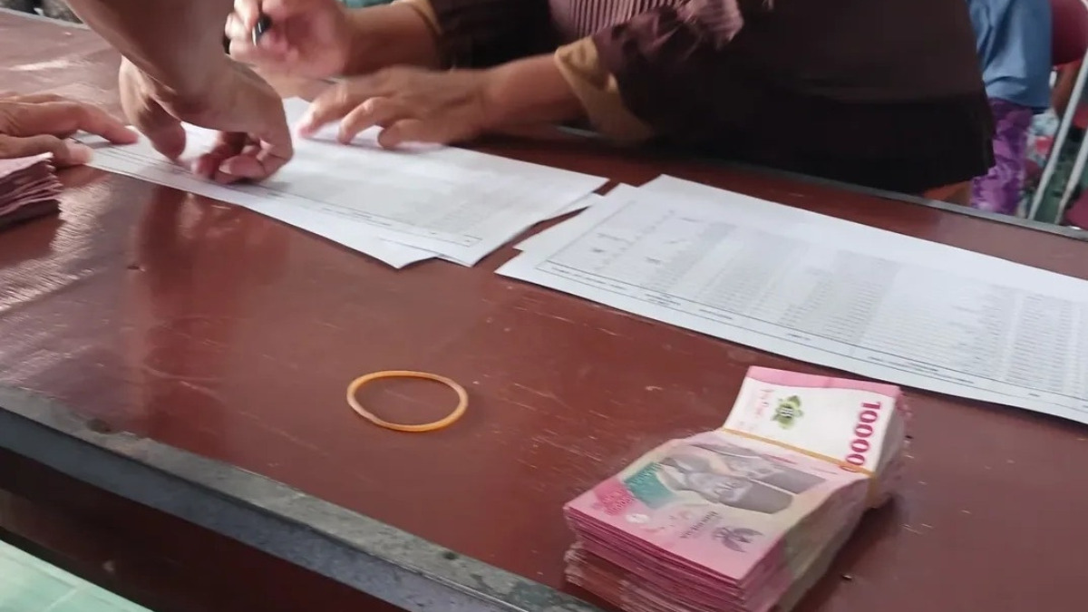 Ilustrasi: Penyaluran bantuan sosial (bansos) kepada para penerima manfaat atau KPM.