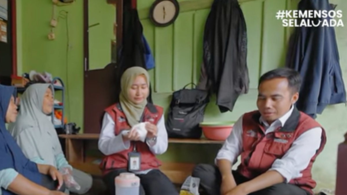 Ilustrasi: Petugas pendamping sosial saat menemui para penerima bantuan sosial (bansos).