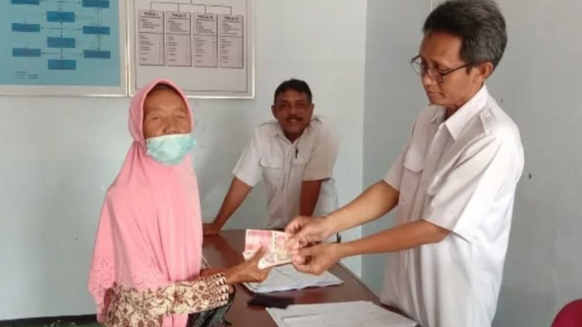 Ilustrasi: Penyaluran bantuan sosial (bansos) kepada para penerima manfaat atau KPM.