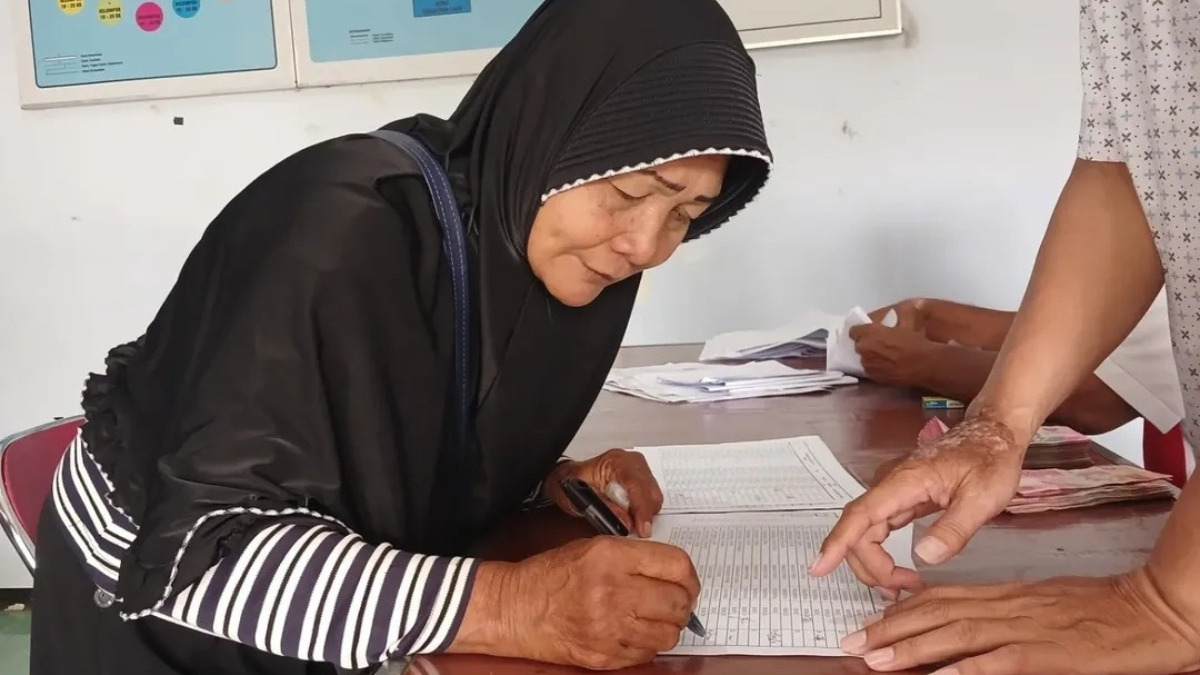 Ilustrasi: Penyaluran bantuan sosial (bansos) kepada para penerima manfaat atau KPM.
