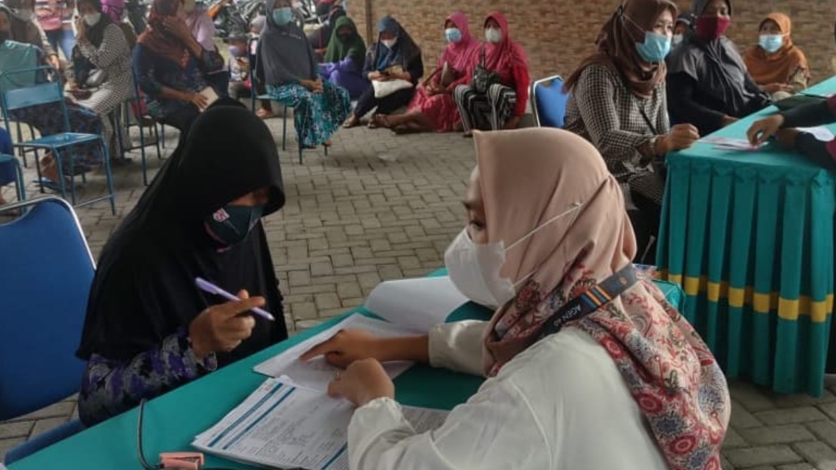 Ilustrasi: Penyaluran bantuan sosial (bansos) kepada para penerima manfaat.