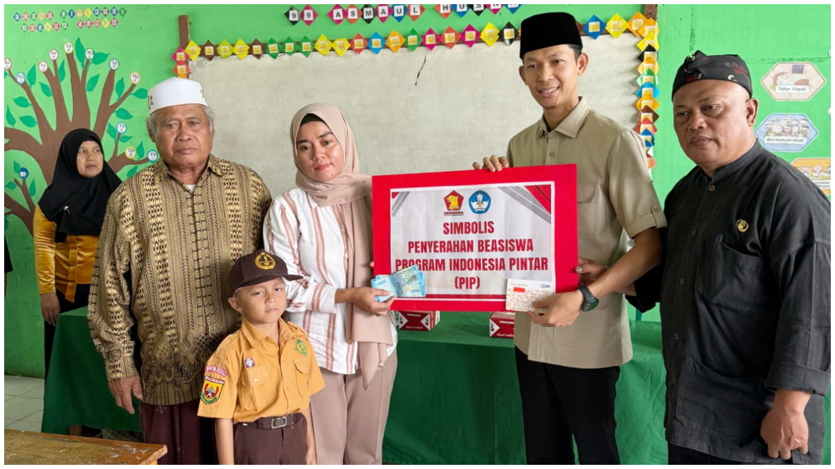 Penyaluran bantuan Program Indonesia Pintar (PIP) dari Anggota DPR RI Fraksi Gerindra, Marlyn Maisarah kepada siswa SD di Kabupaten Bogor.