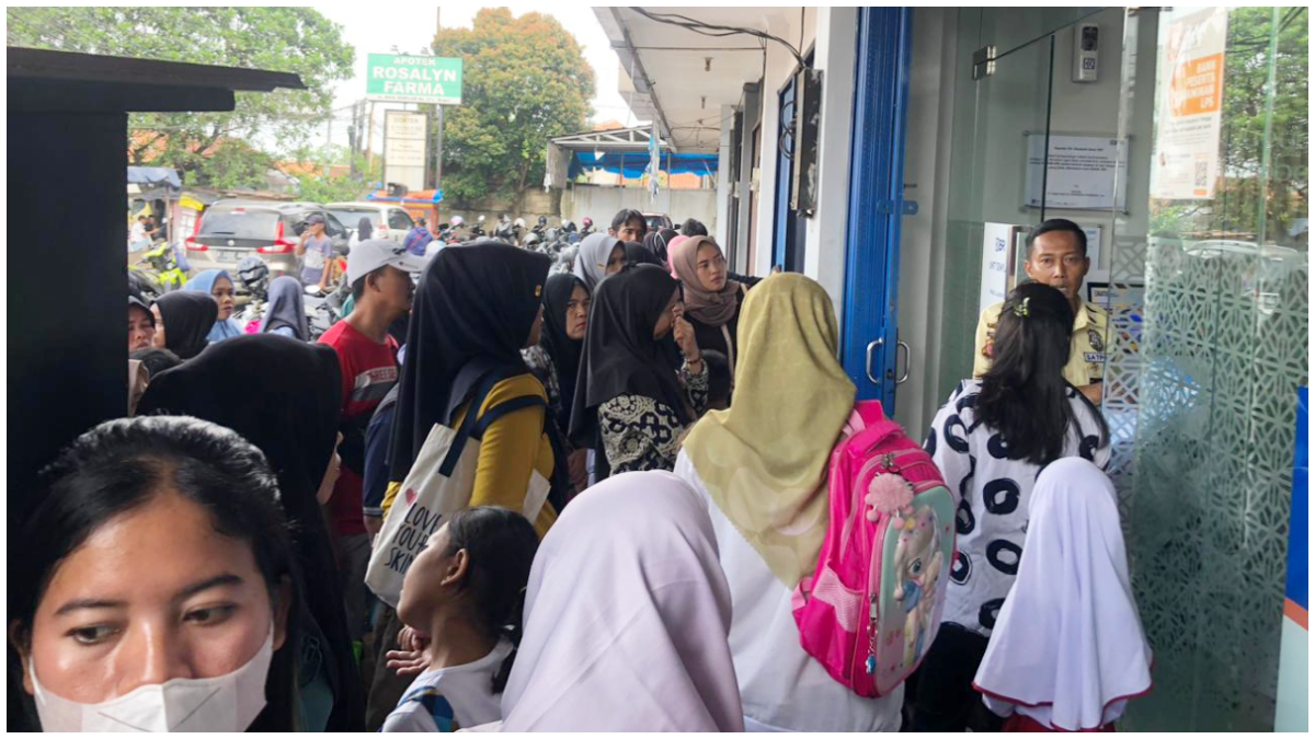 Antrean warga yang hendak mengambil Dana PIP di Kantor BRI Semplak Kota Bogor.